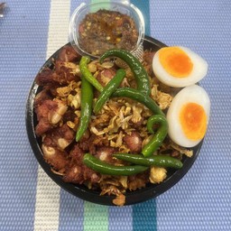 ข้าวราดแหนมซี่โครงอ่อน+ไข่เป็ดต้ม+แจ่วปลาร้า+ผัก