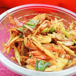 ยำมะม่วงปลากรอบ
