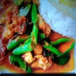 ข้าวพริกแกงไก่ใส่ถั่ว