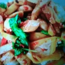 ข้าวกะเพราลูกชิ้นหน่อไม้