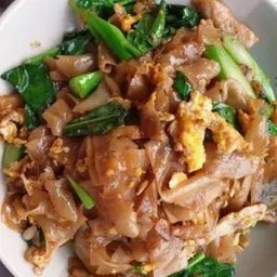 ผัดซีอิ๊วเส้นใหญ่หมู