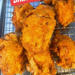 สะโพกไก่ทอด1ชิ้น+ข้าวเหนียว