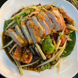 ตำปูปลาร้าคอหมูทอด