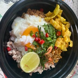 มาม่าต้มยำน้ำข้นหมูสับ+ไข่ลวก