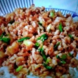 ข้าวหมูสับคั่วพริกเกลือ