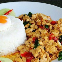 ข้าวผัดกระเพราไก่ไข่ดาว