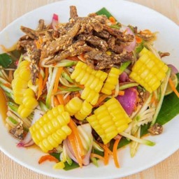 ยำข้าวโพดมะม่วงปลากรอบ