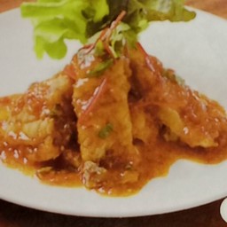 ปลากะพงทอดซอสสามรส เป็นกับข้าว