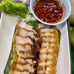 หมูกรอบจิ้มแจ่ว