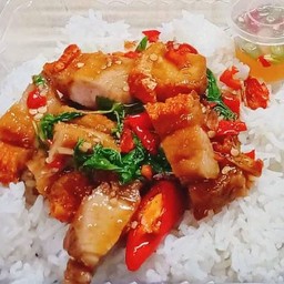 กระเพราหมูกรอบ
