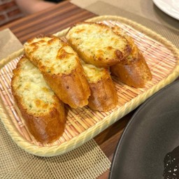 ขนมปังกะเทียมอบชีส Toasted Garlic bread with cheese