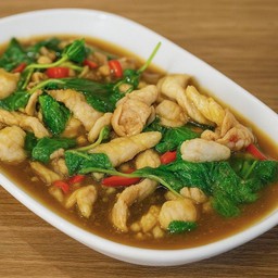 หมูสันในและเบคอน ผัดกะเพรา