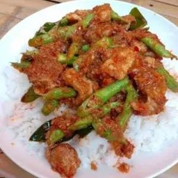 ข้าผัดพริกแกงหมูชิ้นใส่ถั่ว