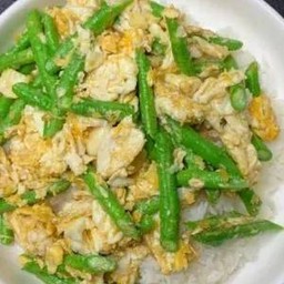 ข้าวราดผัดถั่วใส่ไข่