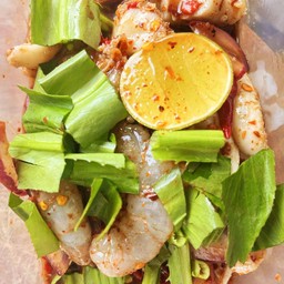 ยำไข่หมึกนึ่ง กุ้งสด