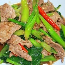 เนื้อผัดคะน้าราดข้าว
