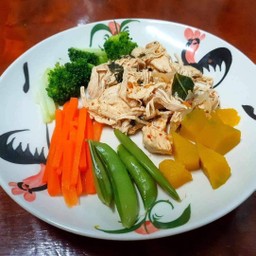 ยำอกไก่แซ่บ