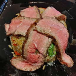 ข้าวผัดซอสกะเพราสเต็กเนื้อ