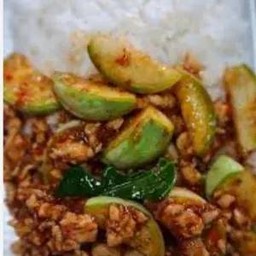 ข้าวพริกแกงหมูสับใส่มะเขือ