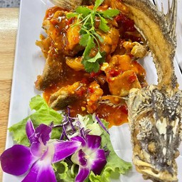 ปลากระพงทอดราดพริก