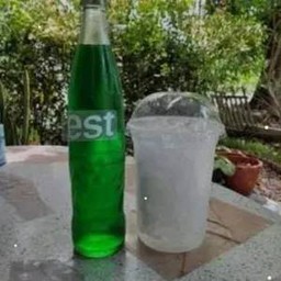 เอสนำ้เขียวใส่นำ้แข็ง