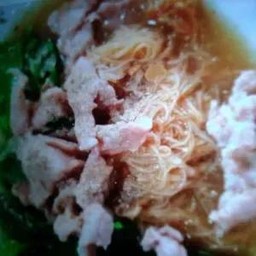 ราดหน้าเส้นหมี่หมูหมัก