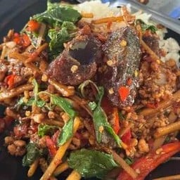 ข้าวกะเพราไข่เยี่ยวม้าหน่อไม้ดอง