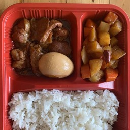 เซ็ตข้าวเนื้อตุ๋นพร้อมไข่และมันฝรั่งแครอท