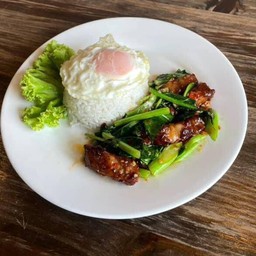 ข้าวคะน้าหมูทอดไข่ดาว