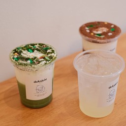 ลาเต้มัทฉะ ครีมชีสชาโกโก้ และยูซุโซดาสุดซ่า 3 แก้ว 3 สไตล์ จาก Doki Doki Cafe คา