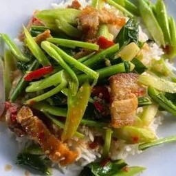 ข้าวคะน้าหมูกรอบ
