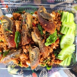 กระเพราหมูสับไข่เยี่ยวม้า