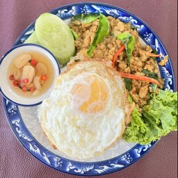 ข้าวเครื่องแกงไก่บด แถมฟรีไข่ดาว