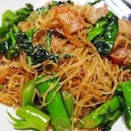 ผัดซีอิ๊วเส้นหมี่หมู