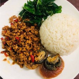 กะเพราหมูสับไข่เหยี่ยวม้า