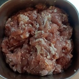 หมูหมักงา 白之麻腌猪肉