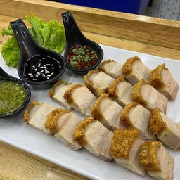 หมูกรอบสามสหาย