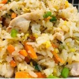 ข้าวผัดไข่ใส่ไก่