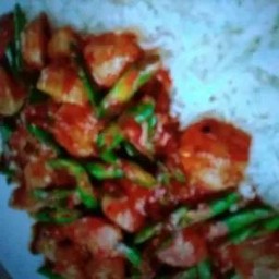 ข้าวพริกแกงลูกชิ้นหมูใส่ถั่ว