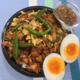 ข้าวราดแหนมเอ็นไก่+ไข่เป็ดต้ม+แจ่วปลาร้า+ผัก