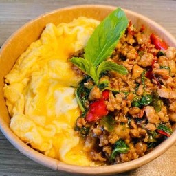 ข้าวผัดกระเพราหมูสับไข่ข้น
