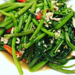 ผัดผักบุ้งหมูสับราดข้าว