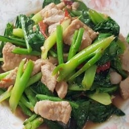 คะน้าหมูชิ้นราดข้าว