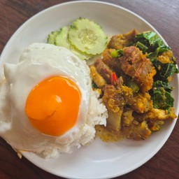 ข้าวผัดพริกแกงหมูกรอบ