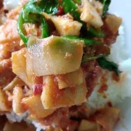 ข้าวพริกแกงไก่หน่อไม้ดอง