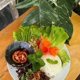 ข้าวลาบหมูคั่วผักสด