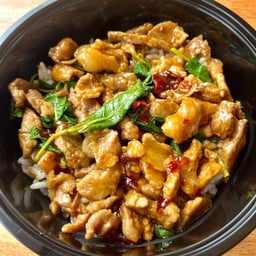 ข้าวกระเพราหมูชิ้น