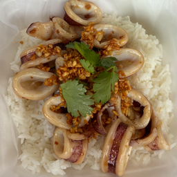 ข้าวปลาหมึกผัดกระเทียม (ปลาหมึกตัวใหญ่)