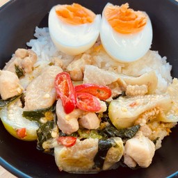 ข้าวแกงเขียวหวาน ไก่ ไข่ต้ม