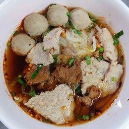 ก๋วยเตี๋ยวเนื้อตุ๋น พิเศษ